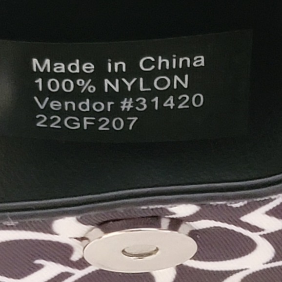 GUESS AIRPODS CASE  ! - Picture 5 of 9